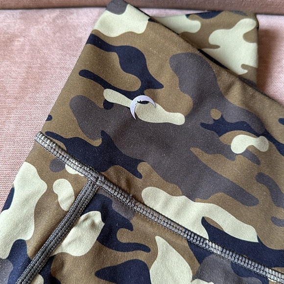 Zyia camo reflective leggings, worn once - Picture 2 of 3